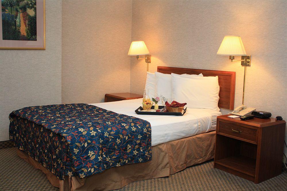 Fern Valley Hotel And Conference Center Louisville Room photo
